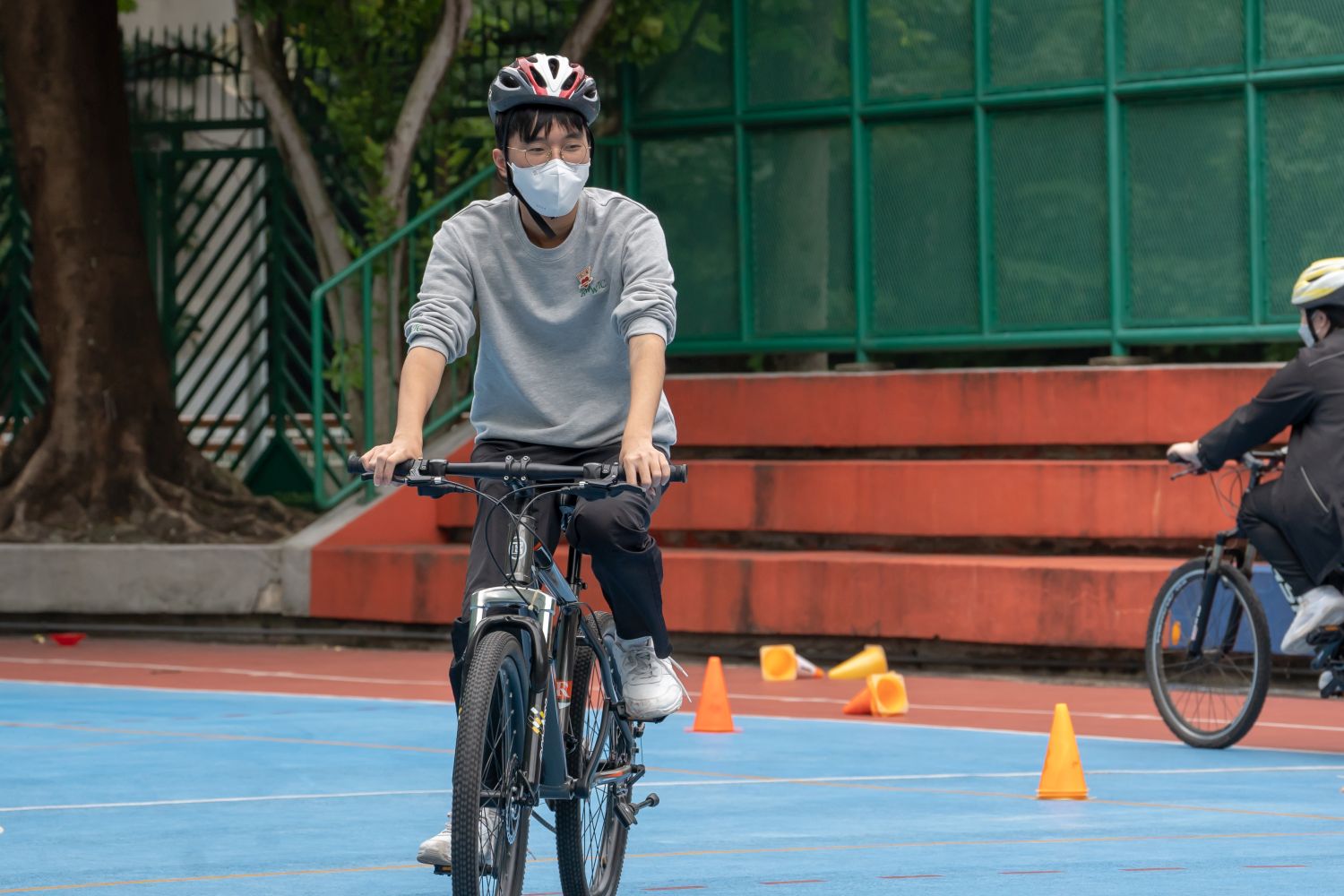 學生在課堂上體驗踩單車，學習成為有禮「御」者。