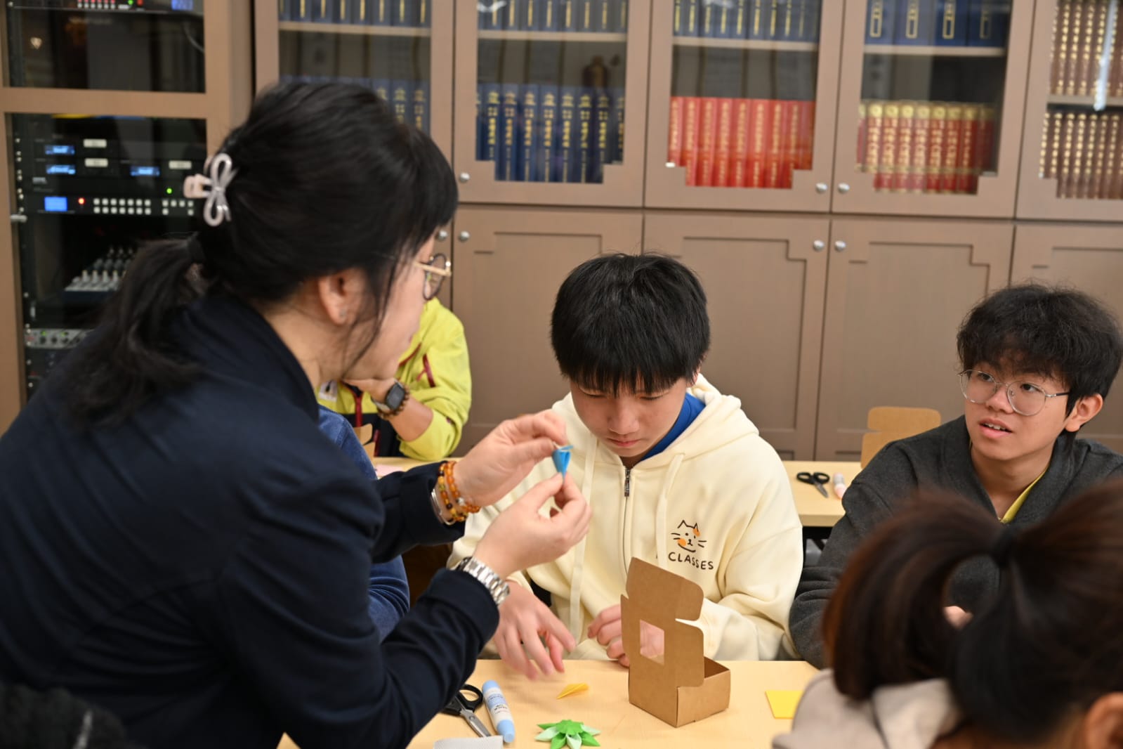 東蓮覺苑職員擔任紙蓮花工作坊助教