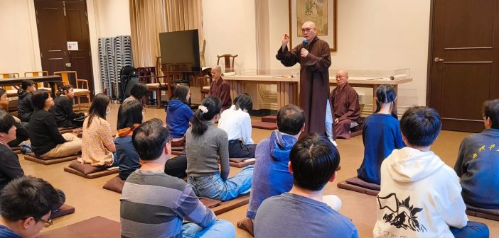 睽違多年的「生命盛筵」活動，由東蓮覺苑苑長僧徹法師（站立者）揭開序幕。